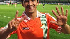 <b>ESPECTACULAR. </b>Jonathan Pereira sonríe mostrando los siete goles que marcó contra el Neath.