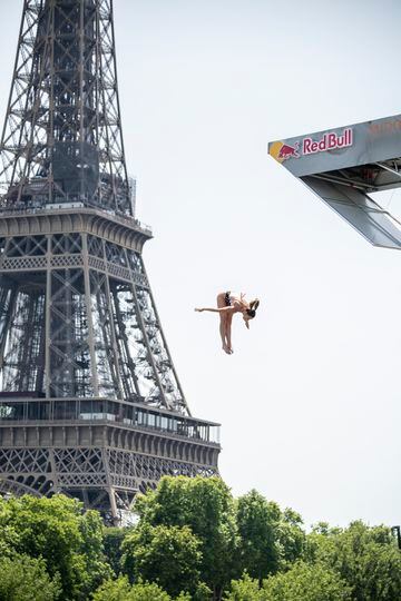 La canadiense Jessica Macaulay salta desde la plataforma de 21.5 metros de altura.