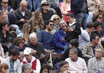 Parejo capitán del Valencia en las gradas durante el partido de tenis de la Copa Davis entre Rafa Nadal - Kohlschreiber