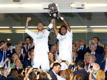 Agosto de 2017. El Real Madrid gana la Supercopa de España al Barcelona. En la imágen, Sergio Ramos y Marcelo con el trofeo de la Supercopa. Partido de vuelta en el estadio Santiago Bernabéu.