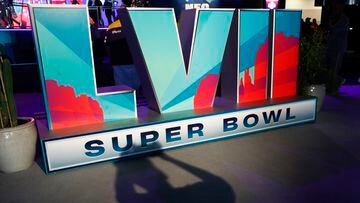 Phoenix (United States), 09/02/2023.- A fan takes a photo of the LVII Super Bowl signage on display during the NFL Experience at the Phoenix Convention Center in Phoenix, Arizona, USA, 09 February 2023. The Philadelphia Eagles and the Kansas City Chiefs will play in Super Bowl LVII at State Farm Stadium in Glendale, Arizona, USA on 12 February 2023. (Estados Unidos, Filadelfia, Fénix) EFE/EPA/CAROLINE BREHMAN
