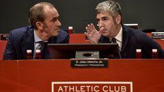 Josu Urrutia habla con el secretario de la entidad, Javier Aldazabal, durante la Asamblea General Ordinaria anual club que se ha celebrado hoy en Bilbao.