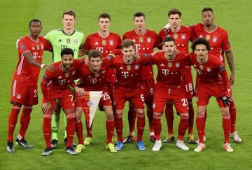 MUNICH, GERMANY - MARCH 17: Players of FC Bayern Muenchen line up prior to the UEFA Champions League Round of 16 match between Bayern Muenchen and SS Lazio at Allianz Arena on March 17, 2021 in Munich, Germany