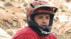 Wade Simmons, con casco de MTB Giro, en el desierto de Virgin (Utah, Estados Unidos), durante el Red Bull Rampage 2001. 