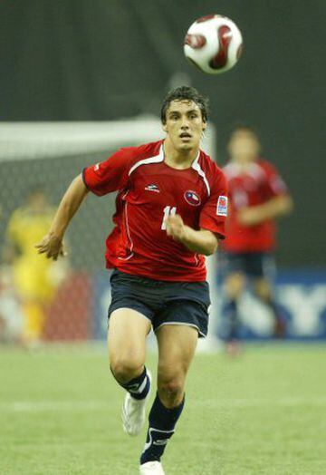 Jaime Grondona se dio a conocer en Santiago Wanderers, desde donde saltó al primer equipo. Sin embargo, la primera parte de sus inferiores la hizo en Everton. 