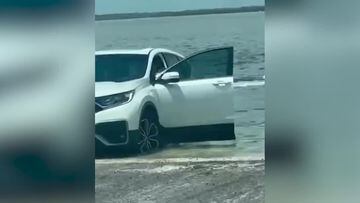 El video viral de una mujer que termina hundiendo su camioneta en el lago