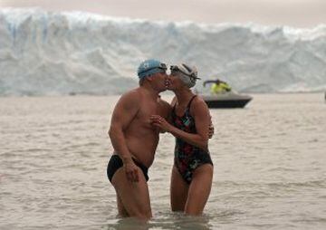 Aivar Rosenberg besa a su esposa, Irena Nikitina, después de la carrera de resistencia del Festival de Natación de Invierno en frente del glaciar Perito Moreno en Argentina.