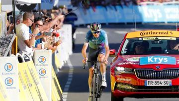 El ciclista británico Chris Froome llega a meta en la duodécima etapa del Tour de Francia 2022 con final en Alpe d'Huez