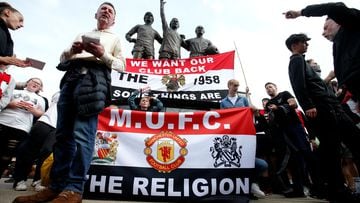 Manchester United supporters stage protest against club's owners