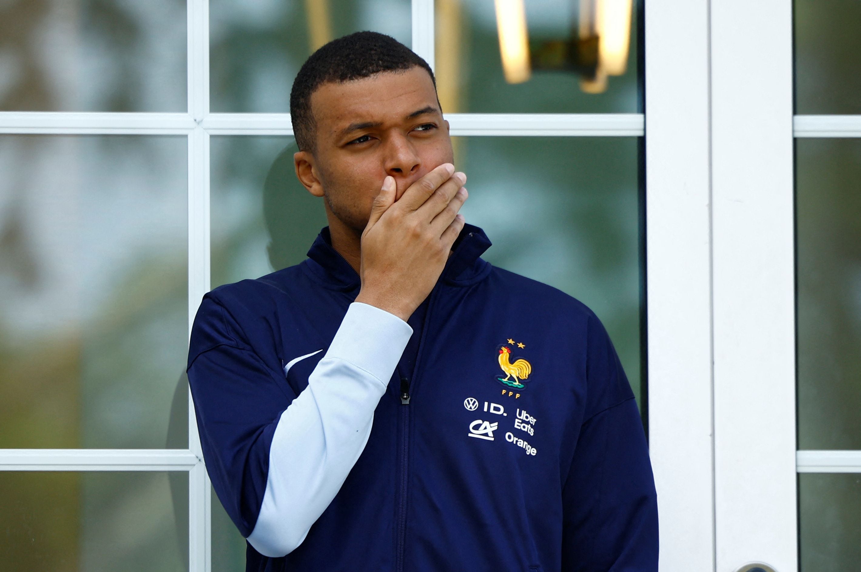 Clairefontaine-en-yvelines (France), 03/06/2024.- French soccer player Kylian Mbappe waits for the arrival of French President Emmanuel Macron for a lunch at their training camp ahead of the UEFA Euro 2024, in Clairefontaine-en-Yvelines, France, 03 June 2024. (Francia) EFE/EPA/SARAH MEYSSONNIER / POOL MAXPPP OUT
