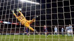 Rub&eacute;n Blanco intenta llegar a un lanzamiento de Leo Messi que acab&oacute; en gol durante el partido entre el Barcelona y el Celta. 