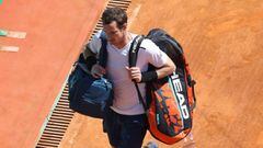 Britain Andy Murray leaves the court after being defeated by Spain Albert Ramos Vinolas at the end of their Monte-Carlo ATP Masters Series tennis tournament on April 20, 2017 in Monaco. / AFP PHOTO / VALERY HACHE