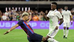 LAS VEGAS, NEVADA - JULY 23: Vinícius Júnior #20 of Real Madrid gets by Ronald Araújo #4 of Barcelona during their preseason friendly match at Allegiant Stadium on July 23, 2022 in Las Vegas, Nevada. Barcelona defeated Real Madrid 1-0.   Ethan Miller/Getty Images/AFP
== FOR NEWSPAPERS, INTERNET, TELCOS & TELEVISION USE ONLY ==