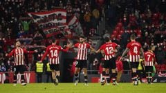 Soccer Football - Copa del Rey - Round of 16 - Athletic Bilbao v FC Barcelona - San Mames, Bilbao, Spain - January 20, 2022 Athletic Bilbao&#039;s Peru Nolaskoain celebrates after the match with teammates REUTERS/Vincent West