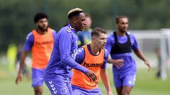 HALEWOOD, ENGLAND - JULY 04: (EXCLUSIVE COVERAGE) James Tarkowski (C) and Yerry Mina as Everton return for pre-season training at Finch Farm on July 04 2022 in Halewood, England.  (Photo by Tony McArdle/Everton FC via Getty Images)