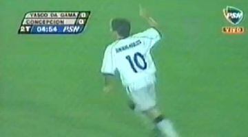 Histórico volante de la selección de Brasil. Jugó ante Concepción en 2001, vistiendo los colores de Vasco da Gama.