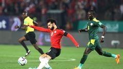 Cairo (Egypt), 25/03/2022.- Mohamed Salah (L) of Egypt vies for the ball with Sadio Mane of Senegal during the FIFA Qatar 2022 World Cup Africa qualifiers match between Egypt and Senegal at the International Cairo stadium in Cairo, Egypt, 25 March 2022. (Mundial de Fútbol, Egipto, Catar) EFE/EPA/KHALED ELFIQI
