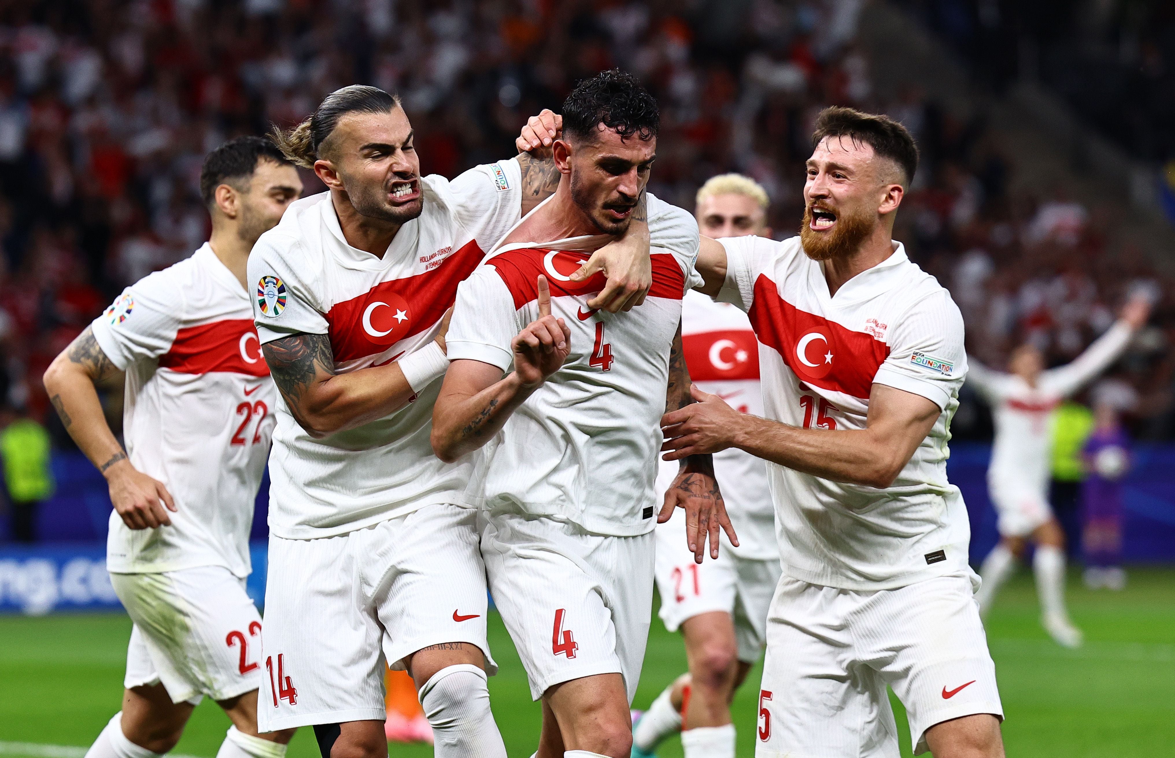 Berlin (Germany), 06/07/2024.- Samet Akaydin of Turkey (C) celebrates with teammates after scoring the 0-1 opening goal during the UEFA EURO 2024 quarter-finals soccer match between Netherlands and Turkey, in Berlin, Germany, 06 July 2024. (Alemania, Países Bajos; Holanda, Turquía) EFE/EPA/FILIP SINGER
