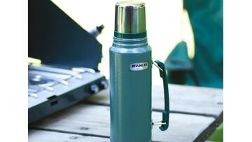 Termo Stanley Classic a prueba de fugas y libre de BPA para mantener bebidas calientes y frías en Amazon