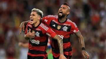RIO DE JANEIRO, BRAZIL - MARCH 19: Pedro of Flamengo celebrates with Arturo Vidal (R) after scoring the second goal of his team during a Campeonato Carioca 2023 second-leg semifinal match between Vasco Da Gama and Flamengo at Maracana Stadium on March 19, 2023 in Rio de Janeiro, Brazil. (Photo by Buda Mendes/Getty Images)