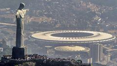 Una visi&oacute;n aerea del Cristo Redentor del Corcovado con el estadio Maracan&atilde; al fondo, la sede de la final de la Copa Libertadores 2021, en R&iacute;o de Janeiro.