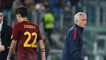 Rome (Italy), 06/10/2022.- AS Roma's head coach Jose Mourinho (R) and his player Nicolo Zaniolo during the UEFA Europa League group C soccer match between AS Roma and Real Betis at Olimpico stadium in Rome, Italy, 06 October 2022. (Italia, Roma) EFE/EPA/ETTORE FERRARI
