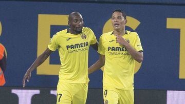 Carlos Bacca y Toko Ekambi celebrando un gol con el Villarreal
