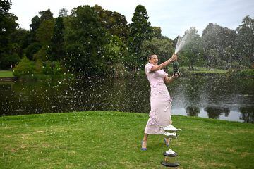 Aryna Sabalenka abriendo una botella de champán agitada durante la sesión de fotos como campeona del Abierto de Australia en los Jardines Reales de Melbourne.