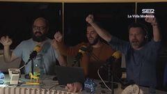 Los humoristas Ignatius Farray, David Broncano y Quequ&eacute; durante su programa 5x43 de &quot;La vida moderna&quot; celebrando su compra de acciones del Real Murcia.
