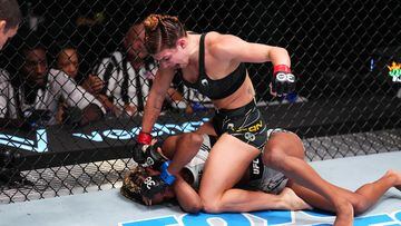 Mackenzie Dern golpeando a Angella Hill en el suelo en el UFC Vegas 73.