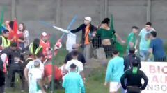 El fútbol chileno nos vuelve a dejar una imagen lamentable: ¡pelea de barristas!