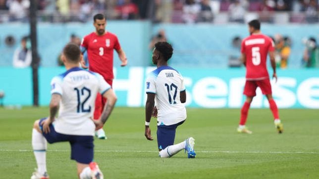 England players take the knee... for three seconds, in World Cup opener against Iran