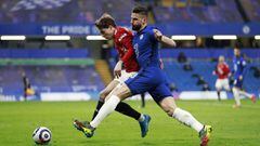 Soccer Football - Premier League - Chelsea v Manchester United - Stamford Bridge, London, Britain - February 28, 2021 Chelsea&#039;s Olivier Giroud in action with Manchester United&#039;s Victor Lindelof Pool via REUTERS/Ian Walton EDITORIAL USE ONLY. No 