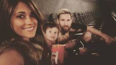 Leo Messi acudi&oacute; ayer a un cine de Barcelona junto a su pareja Antonella Rocuzzo y el mayor de sus hijos, Thiago.
