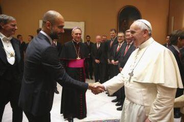 Saludo entre el papa Francisco y el entrenador del Bayern, el español Pep Guardiola.