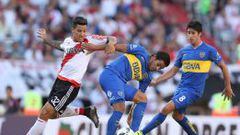 Marcelo Meli y Pablo P&eacute;rez de Boca Juniors disputan el bal&oacute;n contra Sebastian Driussi de River Plate.