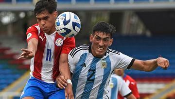 Argentina's Lautaro Di Lollo (R) and Paraguay's Leonardo Rolon (L) vie for the ball during their South American U-20 championship first round football match at the Deportivo Cali Stadium in Palmira, Colombia, on January 21, 2023. (Photo by JOAQUIN SARMIENTO / AFP)