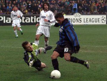 Roberto Baggio goleó en las principales escuadras italianas además lideró el ataque de la selección itlaiana en 3 mundiales consecutivos (1990,1994,1998). En la imagen anotando un gol al Real Madrid en Champions League.