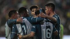 Jugadores del Pachuca festejan un gol contra Juárez.