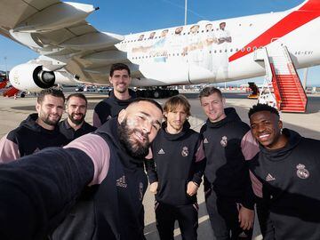 Benzema se hace un selfie con sus compañeros.