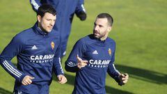 Alberto Guti&aacute;n, junto a Vuckic, en un entrenamiento del Real Zaragoza.