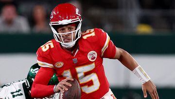 EAST RUTHERFORD, NEW JERSEY - OCTOBER 01: Patrick Mahomes #15 of the Kansas City Chiefs carries the ball in the fourth quarter against the New York Jets during the fourth quarter in the game at MetLife Stadium on October 01, 2023 in East Rutherford, New Jersey.   Elsa/Getty Images/AFP (Photo by ELSA / GETTY IMAGES NORTH AMERICA / Getty Images via AFP)