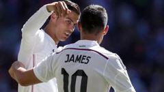 El delantero portugu&eacute;s del Real Madrid, Cristiano Ronaldo, celebra con su compa&ntilde;ero, el colombiano James Rodr&iacute;guez (d), su gol ante el Granada.