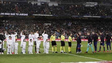 Los jugadores del Real Madrid y del Barcelona saludan antes de comenzar el partido.