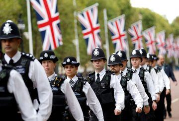 Policias oficiales durante el funeral de la reina Isabel II.