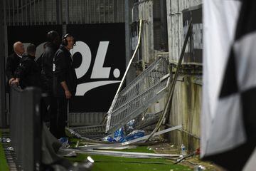 La grada se partió tras el gol de Touré con la celebración de los seguidores del Lille. Hay más de 20 heridos de distinta consideración. El partido fue suspendido.
