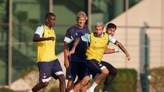 Carvalho, junto a Aitor Ruibal y Pellegrini en el entrenamiento del Betis en Alemania.