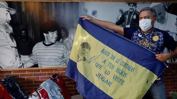 El creador de la Iglesia Maradoniana con una bandera en honor a Diego