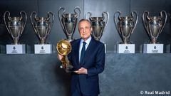 Florentino Pérez, presidente del Real Madrid, con el premio Globe Soccer 2022.