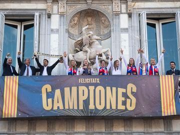 Las campeonas de Europa ofrecen su triunfo en la Generalitat de Catalunya junto al presidente del Barcelona, Joan Laporta.